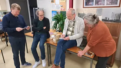 Angelo signeert 2.jpg